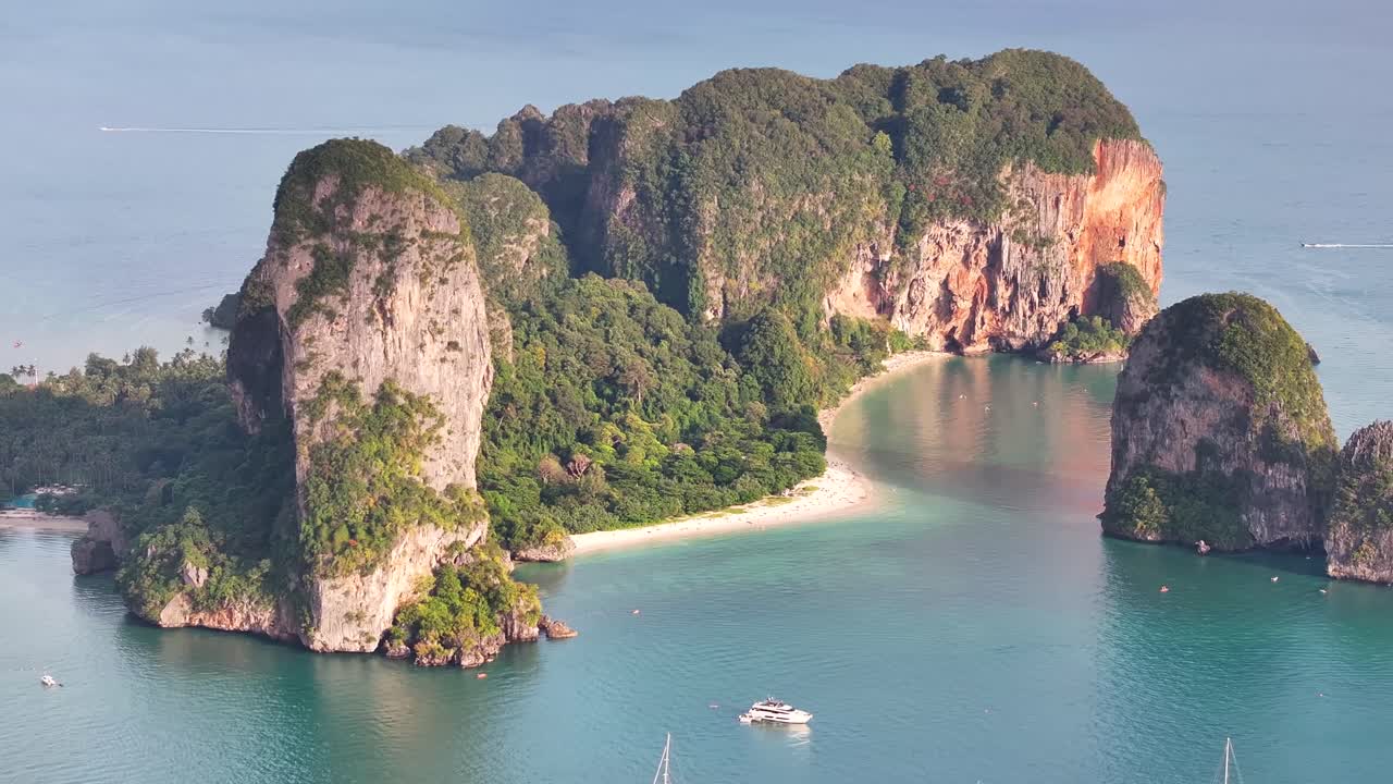 Incredibile spiaggia di Phra Nang al tramonto, Krabi, Thailandia. Vista panoramica con drone. Vacanza esotica.