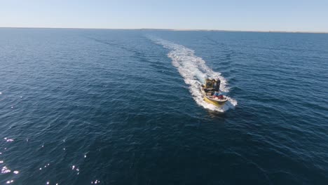 barco de pescadores navegando en el tranquilo mar patagónico azul en península valdés, patagonia, argentina - drone aéreo