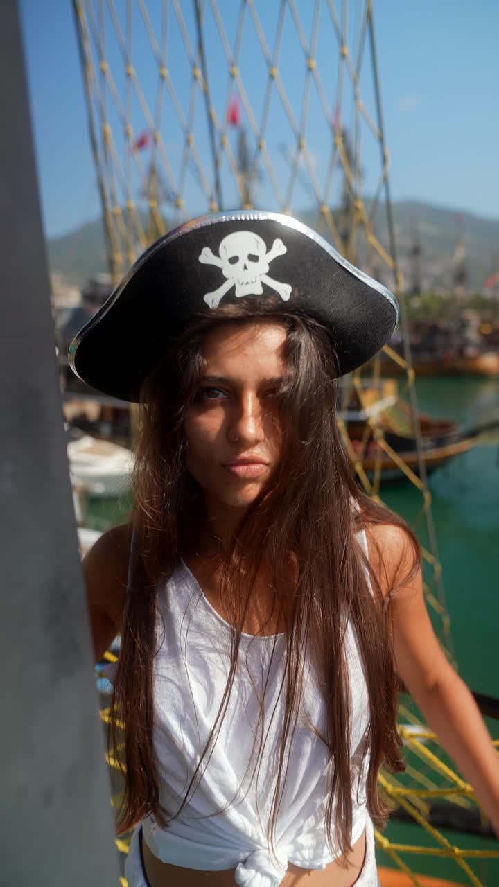 Mujer con sombrero de pirata en un barco
