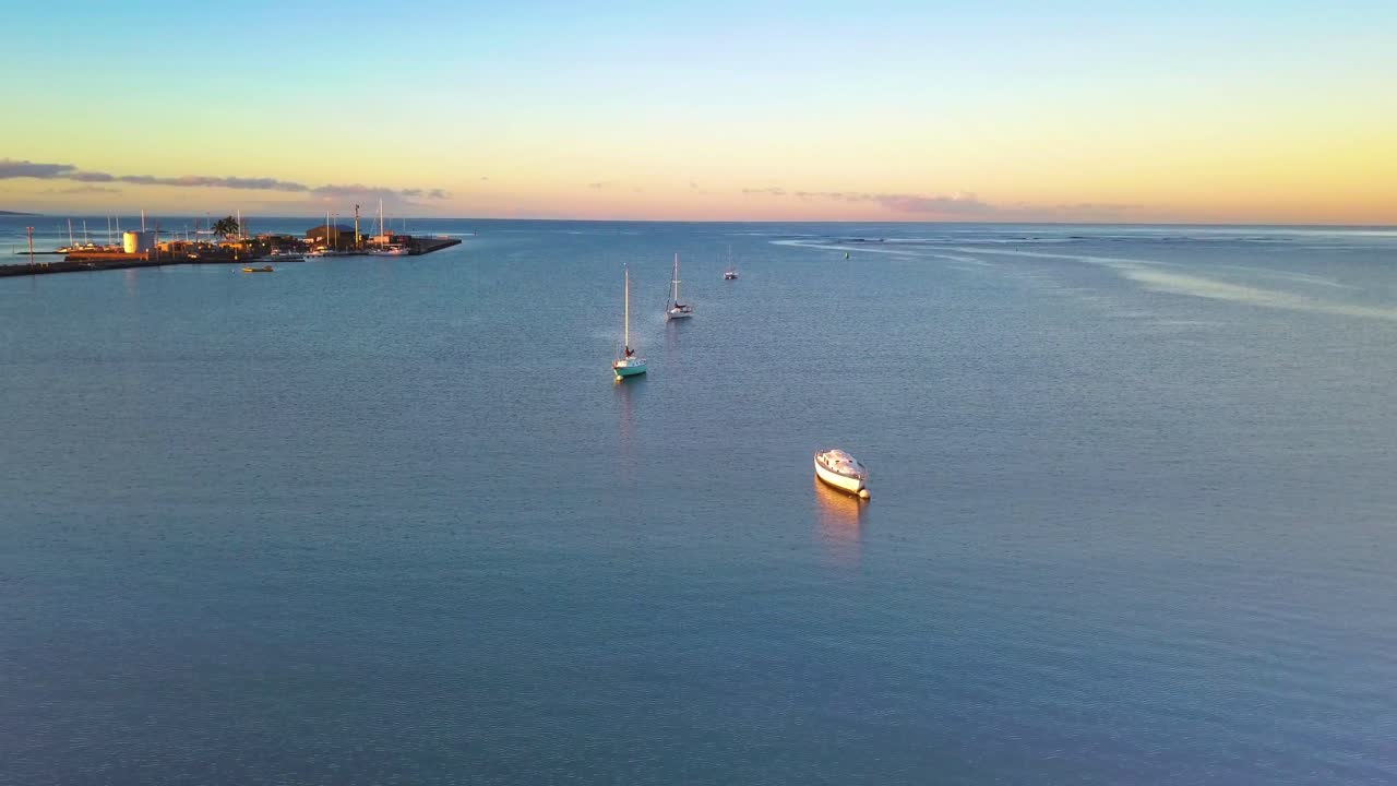 antena sobre barcos amarrados en alta mar en kaunakakai wharf molokai hawai