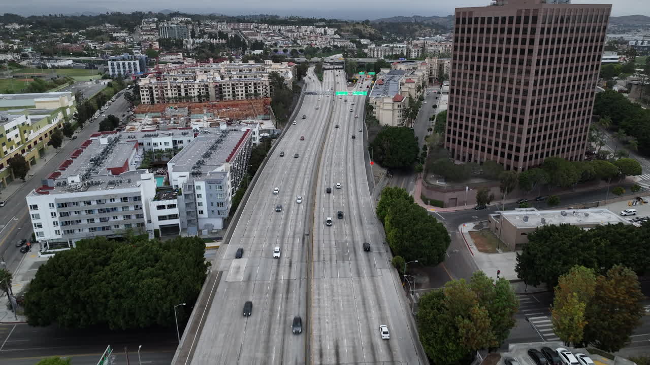 la autopista del centro de los ángeles con un avión no tripulado
