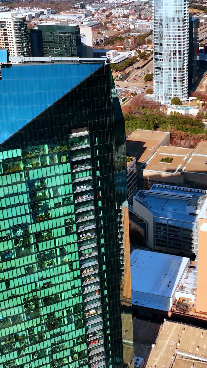 Topos espelhados de arranha-céus refletindo a luz do sol. Arquitetura de edifícios altos de Dallas, Texas, EUA.