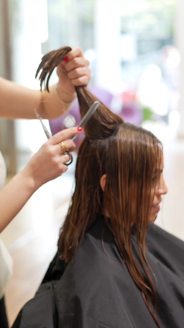 Cabeleireiro Profissional Cortando o Cabelo do Cliente no Salão