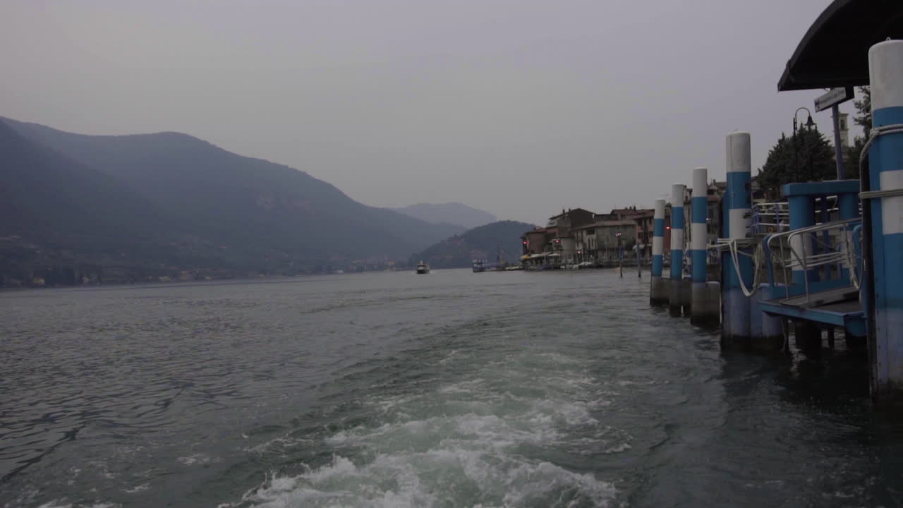 dejando el muelle en un lago en italia en barco