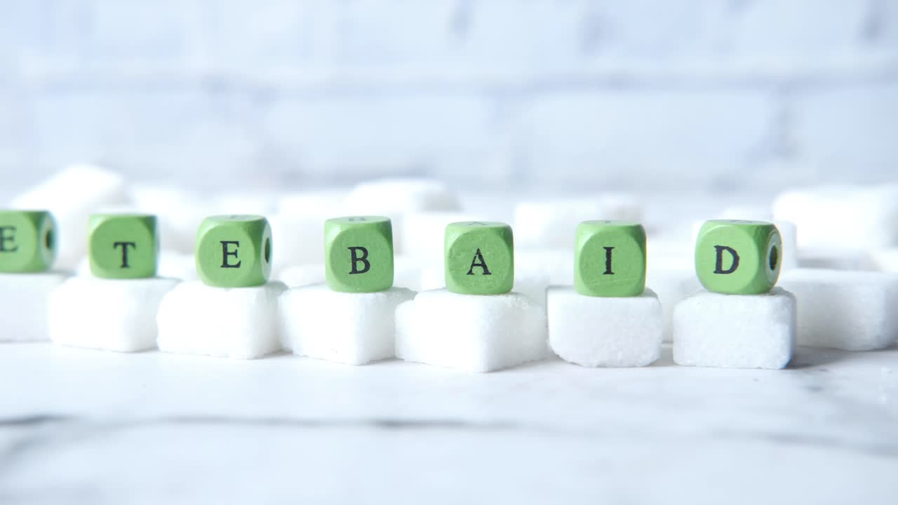 초록색 나무 글자 들 이 설탕 큐브 에 테바이드 를 표기 하고 있다