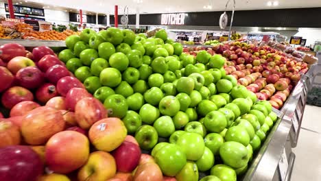 varias manzanas ordenadamente dispuestas en la exhibición del supermercado