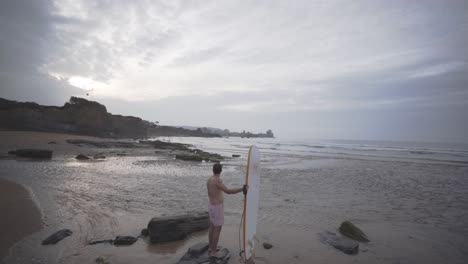 Profi-Surfer-Sucht-Nach-Geeigneten-Wellen-Am-Strand-Von-Espasa,-Asturien,-Spanien