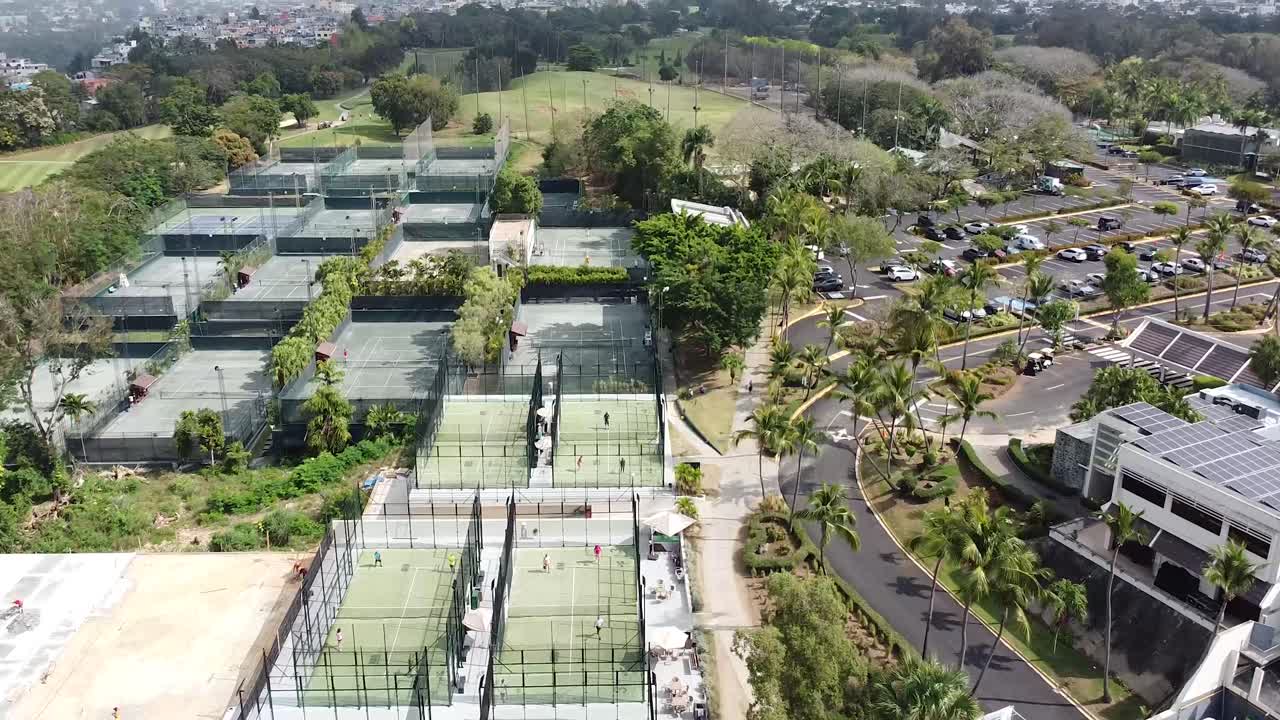 vista aérea superior de una cancha de tenis de paddle en un día soleado, tomada desde un dron dji 4k