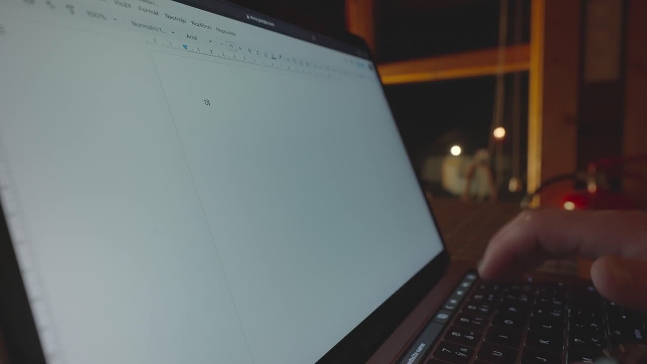 el hijo comienza a escribir mensajes a su padre en el portátil a última hora de la noche oscura, cerrar