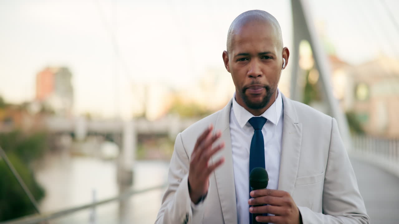 Mann rapporterer nyheter på en bro