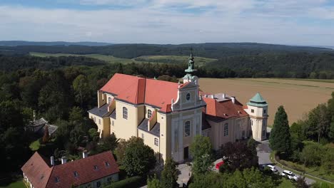 Drohne-Fliegt-Von-Oben-An-Einem-Kirchturm-Vorbei