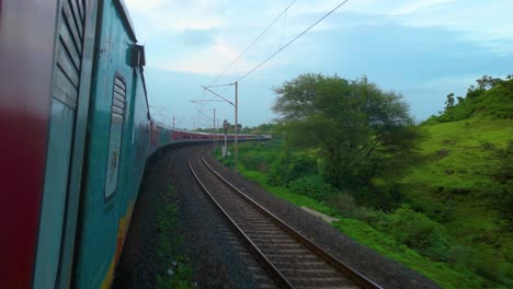 Ferrocarril-Indio-Hermoso-Viaje-Y-Clima-Increíble