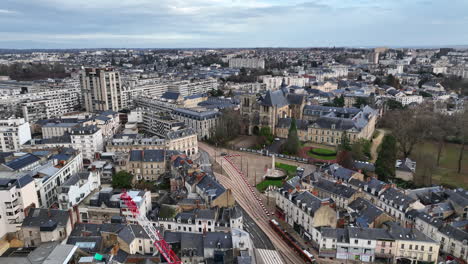 Durch-Die-Wolken-Ragen-Die-Romanischen-Und-Gotischen-Wunder-Von-Le-Mans-Empor,-Gesäumt