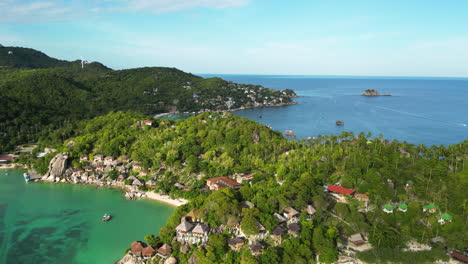 Paso-Elevado-Aéreo-Sobre-La-Playa-De-La-Libertad-Y-El-Mirador-De-John-suwan-En-La-Isla-De-Koh-Tao-En-Verano,-Tailandia