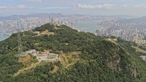 vista aérea del pico con la torre de señales en hong kong