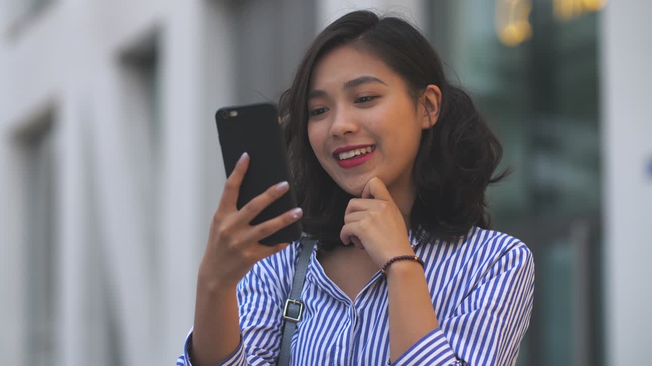 Giovane donna in videochiamata al telefono, 4k