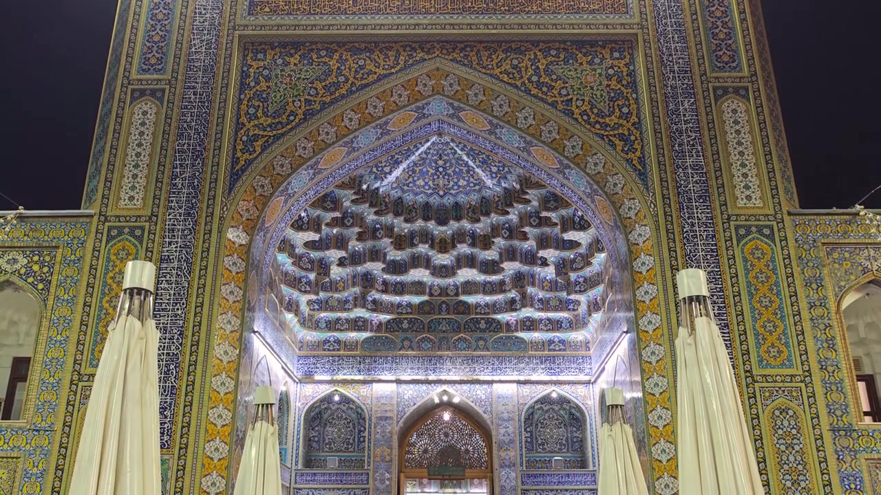 Ingresso illuminato di una moschea tradizionale di notte