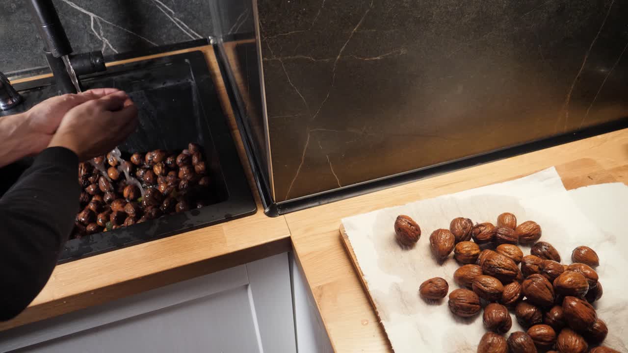 Lavare le noci nel lavello e metterle su carta assorbente