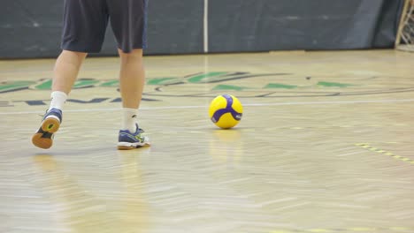 el jugador de voleibol se detiene y redirige la pelota a la parte posterior de la cancha con el pie girando