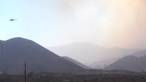 Helicóptero-Que-Lucha-Contra-Un-Gran-Incendio-Forestal