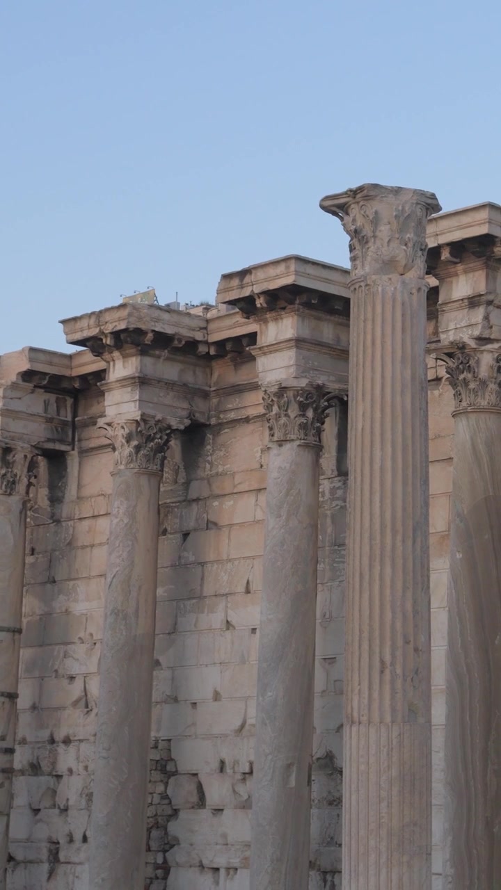 Vista verticale delle colonne corinzie e del muro di marmo patinato della Biblioteca di Adriano ad Atene, Grecia