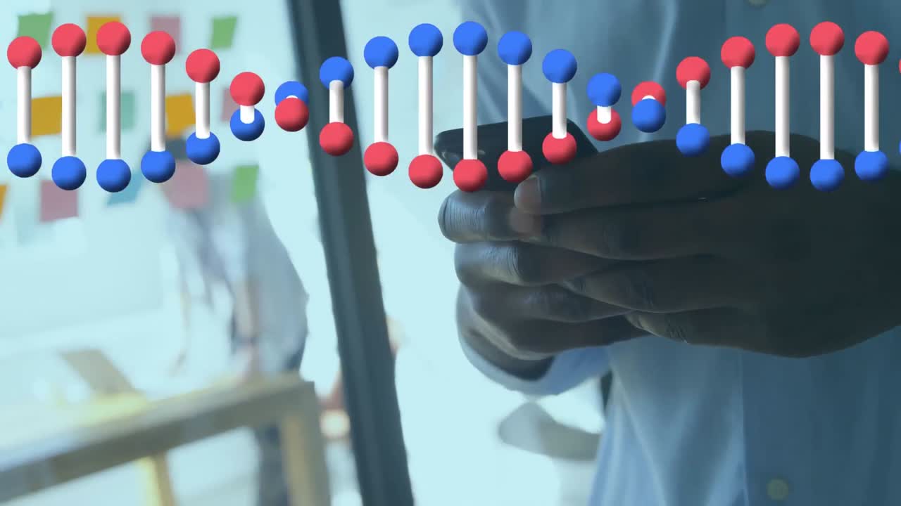 animación de una cadena de adn girando sobre un hombre de negocios que usa un teléfono inteligente