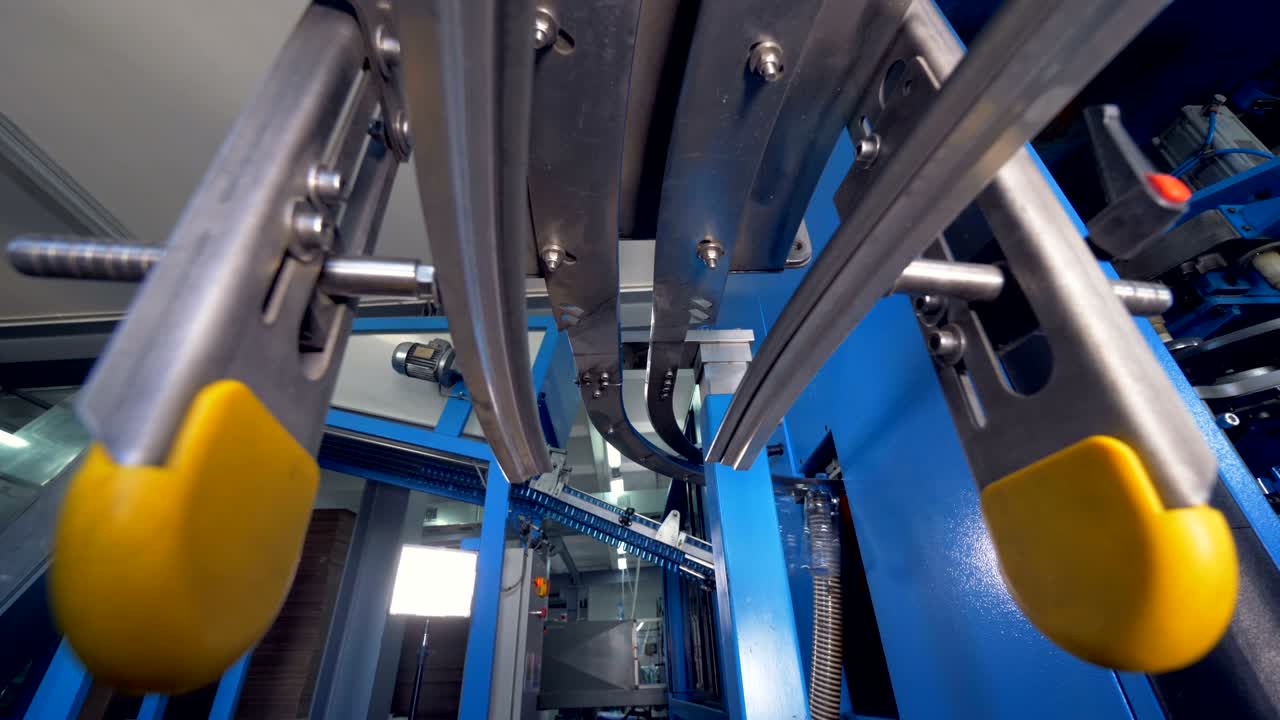 Attrezzatura di fabbrica piena di bottiglie d'acqua