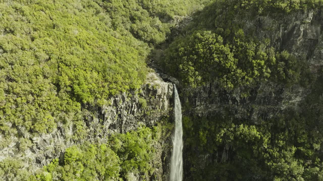 drone disparado moviéndose cerca de la parte superior de una cascada