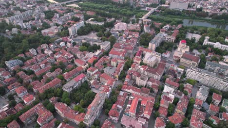 toma aérea de drones del casco antiguo de plovdiv, bulgaria con teatro romano de philippopolis, mezquita djumaya, torre del reloj