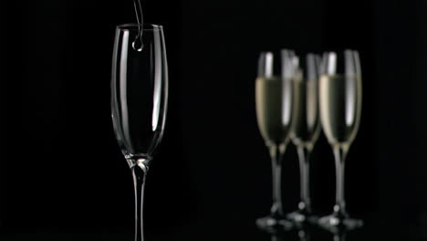 vinho branco a fluir em movimento super lento na flauta.