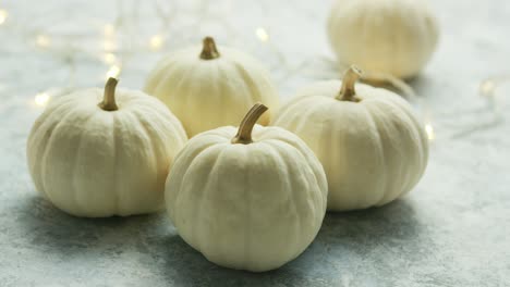 calabazas blancas con guirnalda