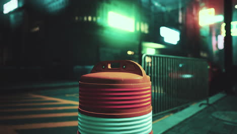 escena callejera de la ciudad de la noche con luces de neón y un cono de tráfico
