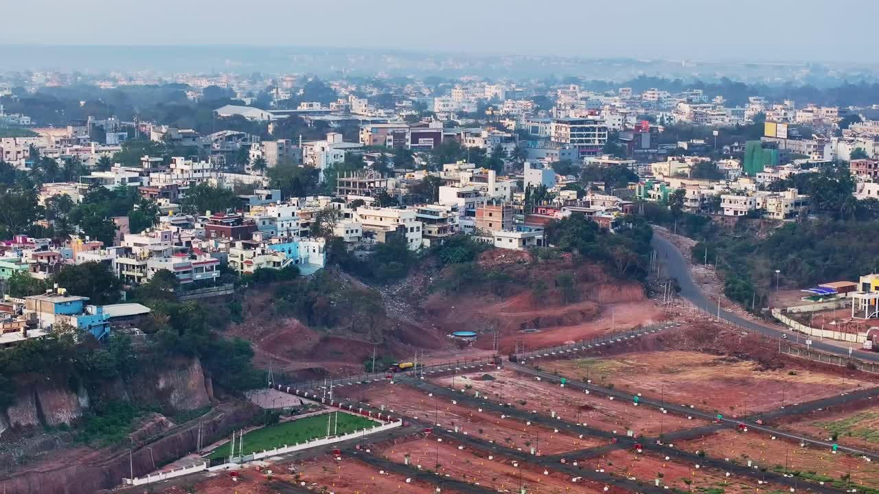 Paesaggio con edifici, alberi, strada, foschia e nebbia a Bidar, Karnataka, India. Di giorno, ripresa in allontanamento, ripresa con drone, 4K.