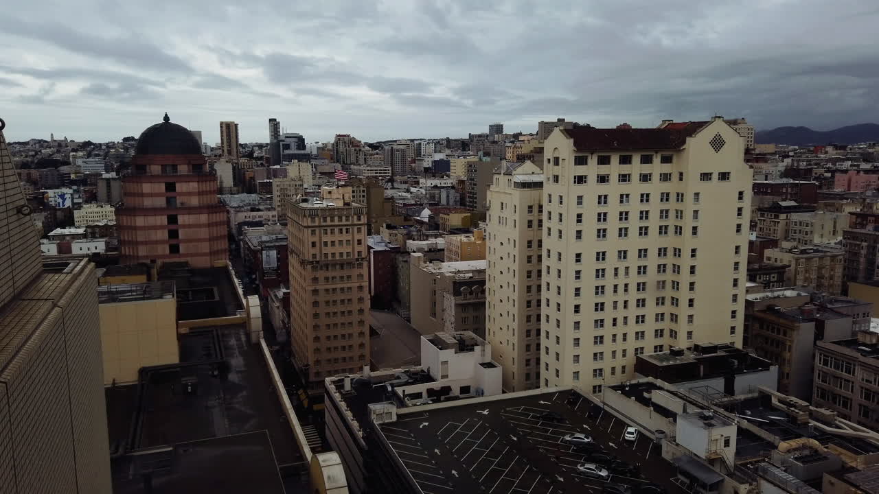 어둡고 흐린 하늘이 있는 샌프란시스코 스카이라인의 영화 같은 패닝 샷