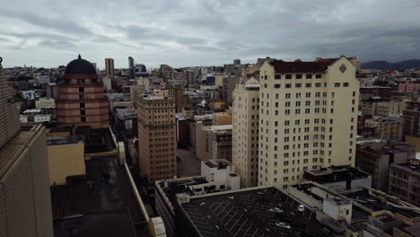 una toma panorámica cinematográfica de un horizonte de san francisco con cielos oscuros y nublados