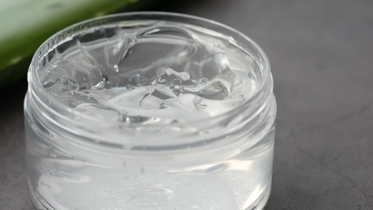 gel de aloe vera en un recipiente
