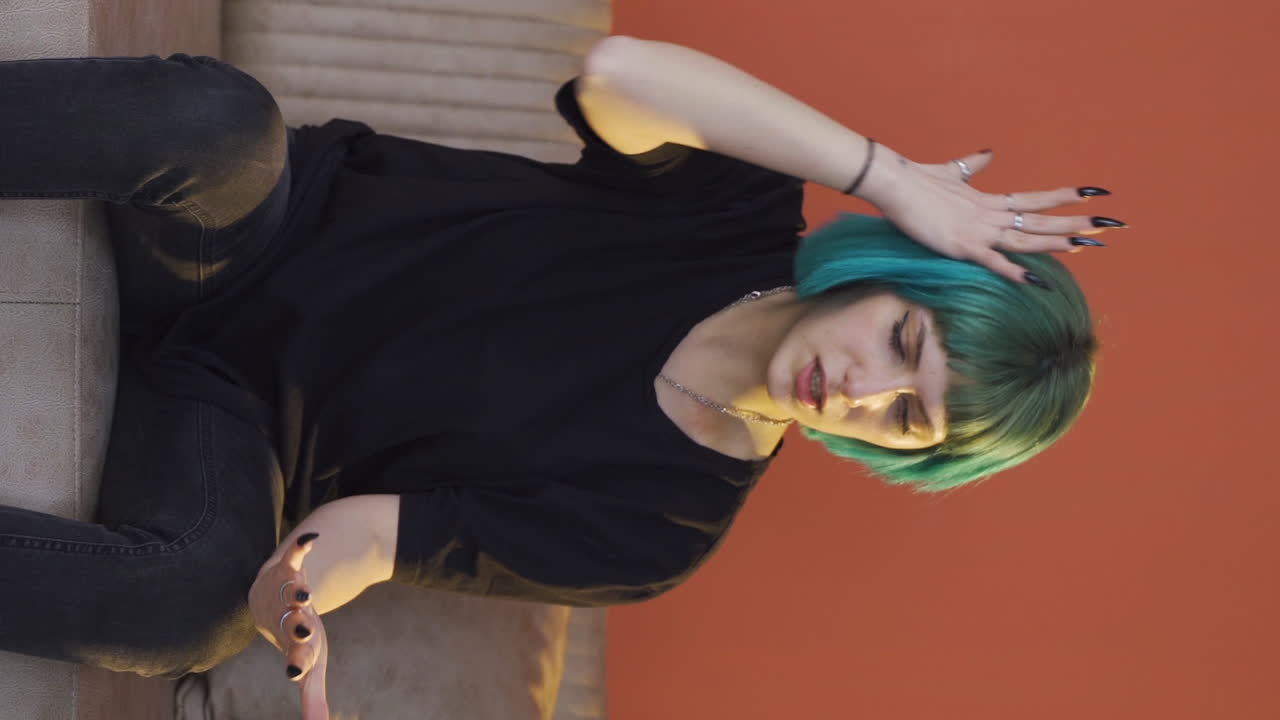 el video vertical de la joven está hablando sola y enojándose.