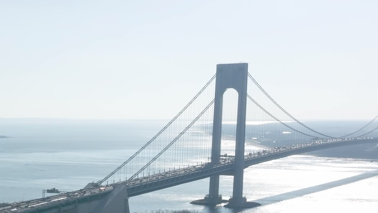 ニューヨークの水上に交通があるヴェラザノナローズ橋の眺め
