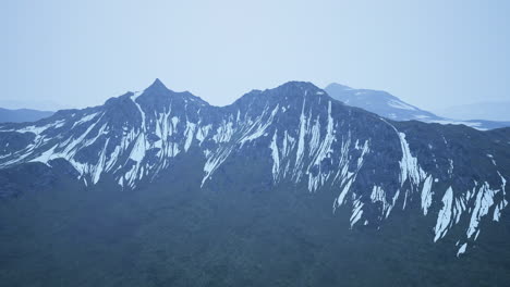 Toller-Blick-Von-Oben-Durch-Wolken-Auf-Hohe-Schneebedeckte-Berge