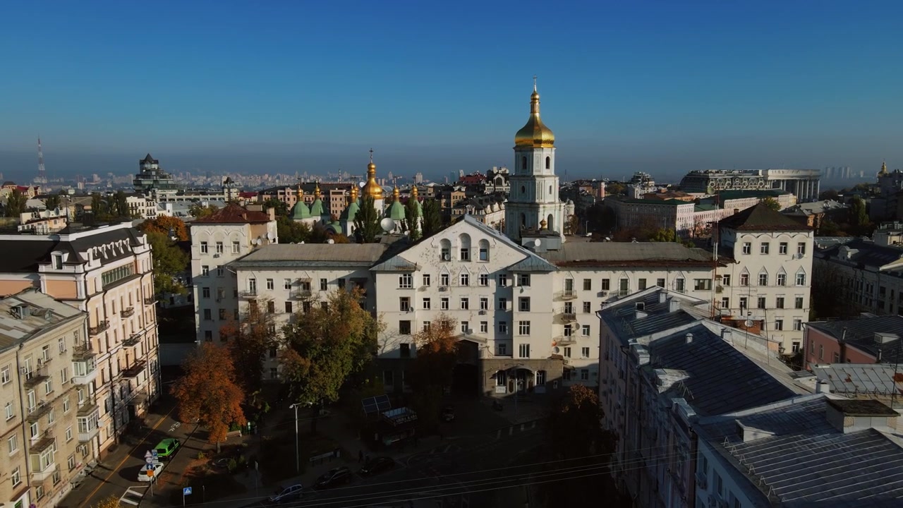 Vista de drone de rua histórica do centro da cidade que leva ao campanário de Santa Sofia em Kiev.