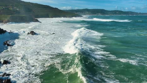 Espumosas-Olas-Del-Mar-Rompiendo-En-La-Costa-Rocosa-De-La-Playa-De-Valcobo-En-Arteixo,-Coruña,-España