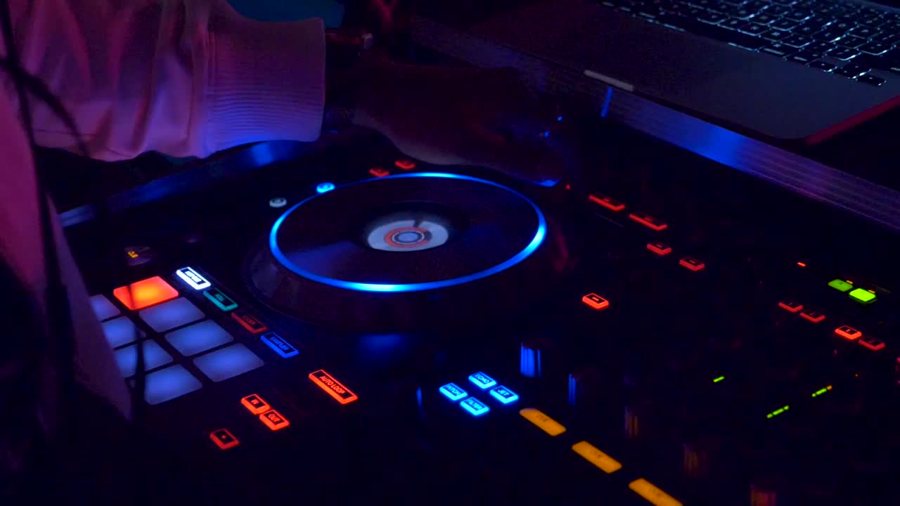 dj z klubu nocnego zabawiający publiczność