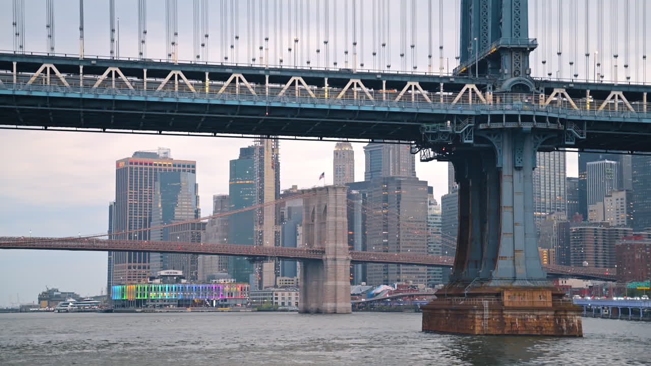 Vista del Manhattan Bridge e del Brooklyn Bridge sull'East River. Il Manhattan Bridge e il Brooklyn Bridge attraversano l'East River con lo skyline di New York City