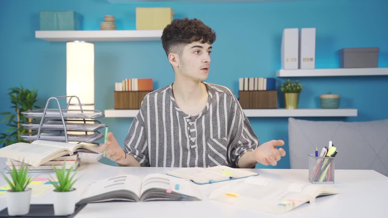 학생은 공부하는 동안 조용히 하라고 경고합니다.