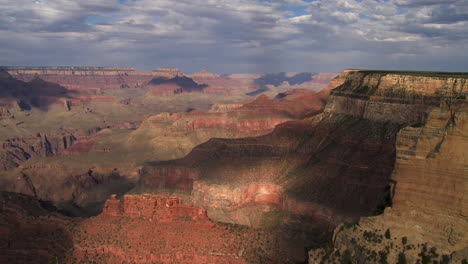 Ein-Wunderschöner-Zeitraffer-Des-Grand-Canyon-Mit-Einem-Sturm,-Der-4-Vorbeizieht