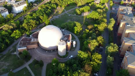 The-perfect-top-view-of-the-Zeiss-Planetarium-Amazing-aerial-view-flight-stable-tripod-drone-footage
of-Berlin-Prenzlauer-Berg-Allee-Summer-2022