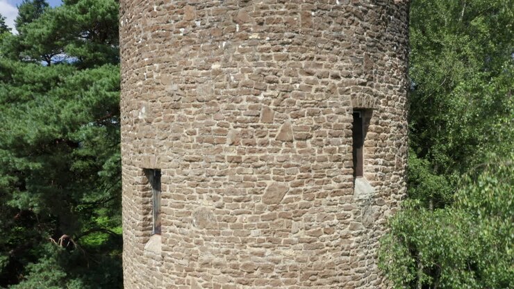Close-up de um antigo capricho arquitetônico na Inglaterra, tomada subindo para revelar o horizonte