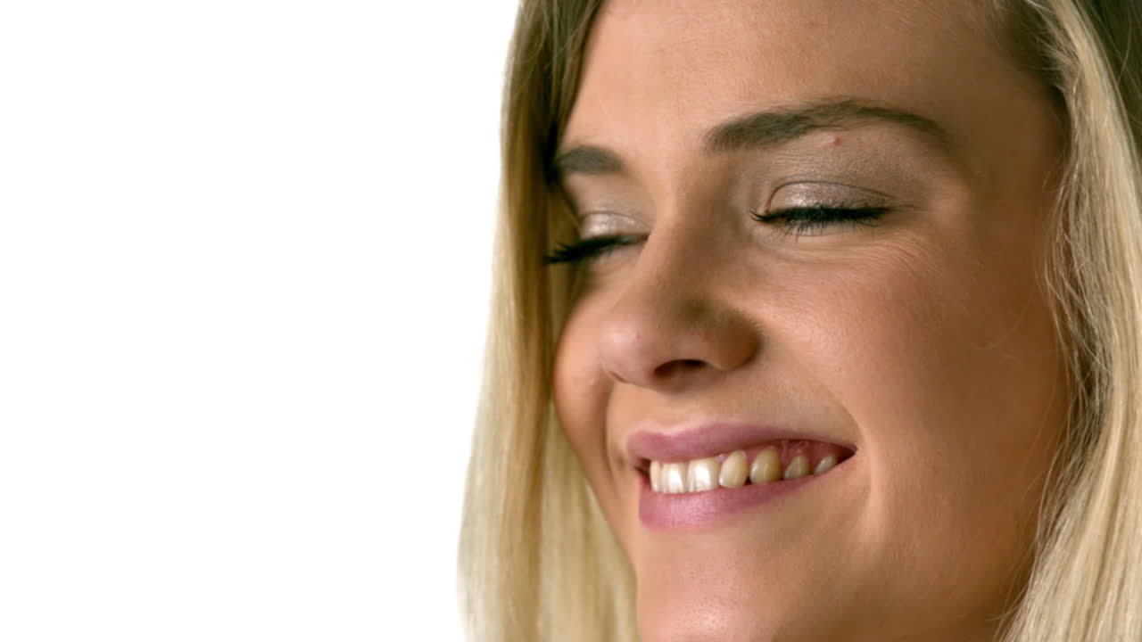 una rubia muy bonita sonriendo a la cámara.