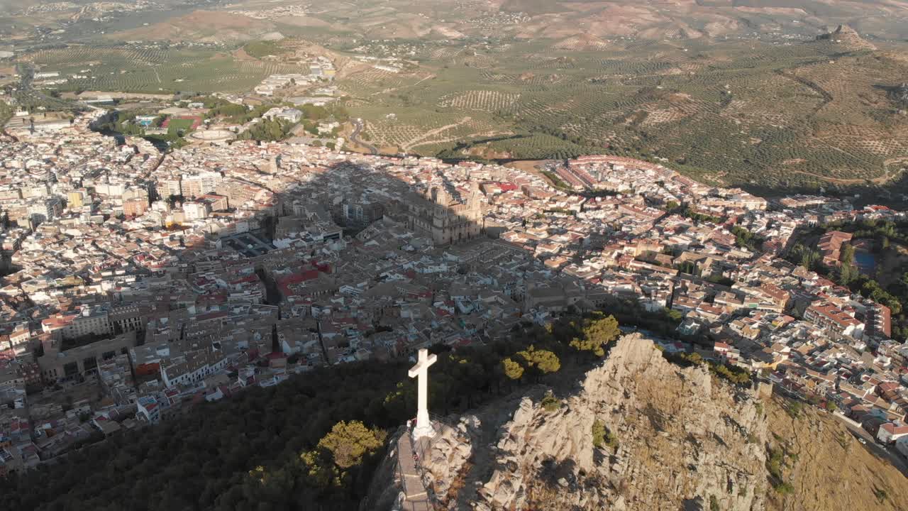 castillo de jaen, 스페인 jaen의 성 비행 및 여름 오후에 이 중세 성에서 지상 촬영, nd 필터를 사용하여 4k 24fps에서 드론과 액션 캠으로 만든 jaen 도시를 보여줍니다-33