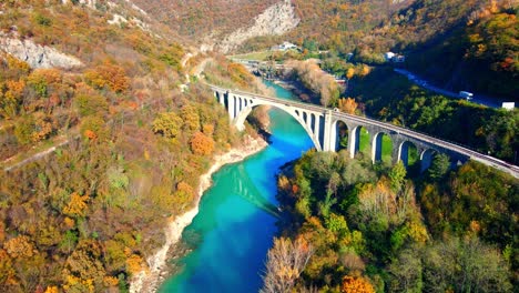 Impresionantes-Imágenes-Aéreas-De-Drones-4k-Del-Puente-De-Arco-De-Solkan-Sobre-El-Río-Soča,-Una-Majestuosa-Maravilla-De-Piedra-Ubicada-En-El-Oeste-De-Eslovenia